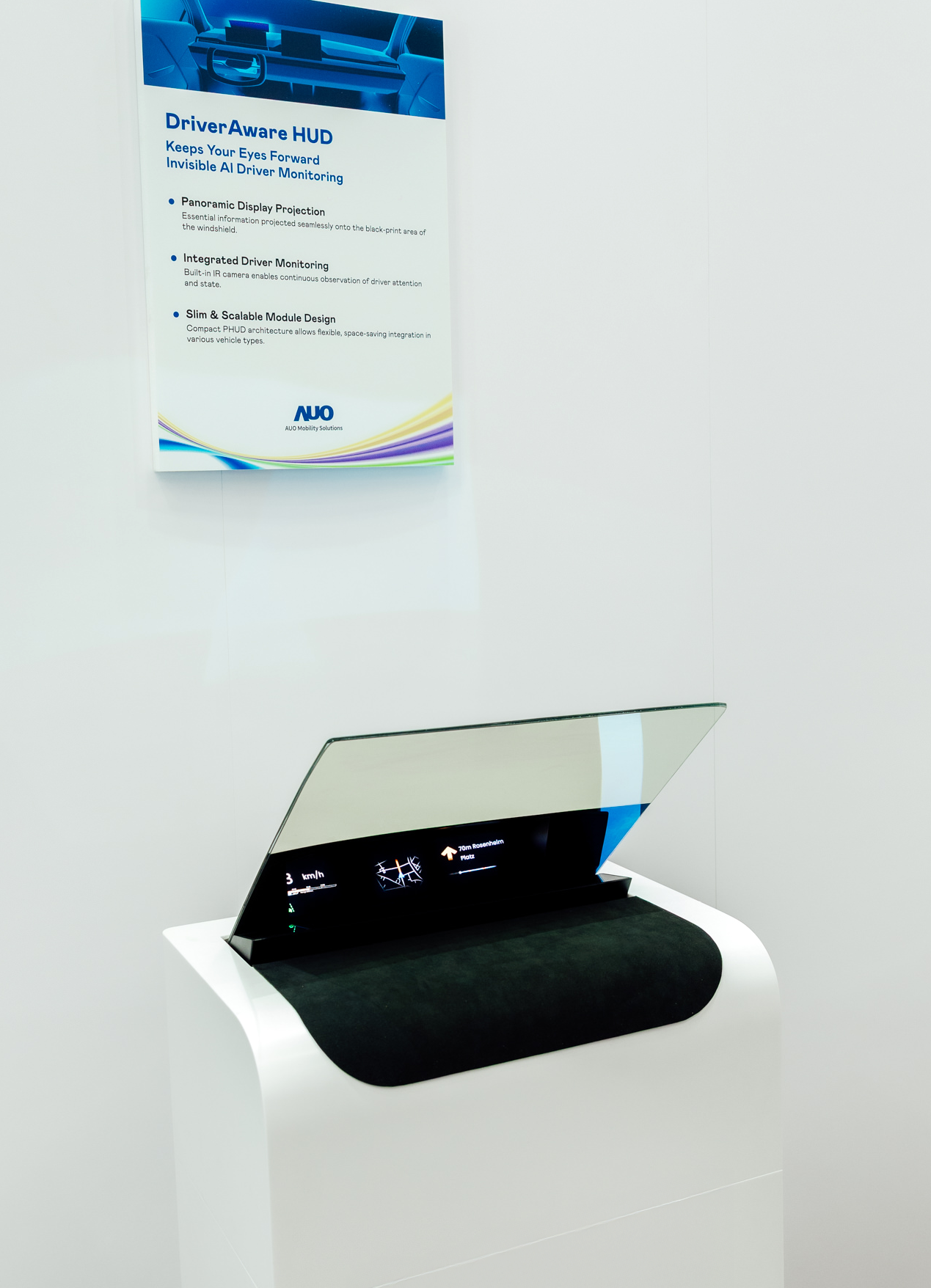 DriverAware HUD结合抬头显示器与隐藏式红外线摄影机，将车速、导航及警示讯息投影于挡风玻璃上，完美对齐驾驶目不离路的视线，同时，透过AI 监控驾驶注意力以提升安全性。